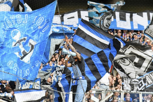 Borussia Park Mönchengladbach, 24.8.2025 Football: Bundesliga season 2025/26 1st matchday, Borussia Mönchengladbach (BMG, white) vs Hamburger Sportverein (HSV, blue) _ Pre-singer and Ultra HSV fans in the guest fan block _ DFL REGULATIONS PROHIBIT ANY USE OF PHOTOGRAPHS AS IMAGE SEQUENCES AND/OR QUASI-VIDEO