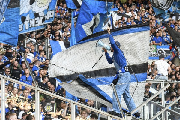 Borussia Park Mönchengladbach, 24.8.2025 Football: Bundesliga season 2025/26 1st matchday, Borussia Mönchengladbach (BMG, white) vs Hamburger Sportverein (HSV, blue) _ Pre-singer and Ultra HSV fans in the guest fan block _ DFL REGULATIONS PROHIBIT ANY USE OF PHOTOGRAPHS AS IMAGE SEQUENCES AND/OR QUASI-VIDEO