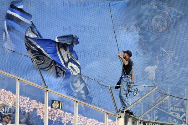 Borussia Park Mönchengladbach, 24.8.2025 Football: Bundesliga Season 2025/26 1st Matchday, Borussia Mönchengladbach (BMG, white) vs Hamburger Sportverein (HSV, blue) _ Pre-singer and Ultra HSV Fans in the guest fan block in blue smoke _ DFL REGULATIONS PROHIBIT ANY USE OF PHOTOGRAPHS AS IMAGE SEQUENCES AND/OR QUASI-VIDEO