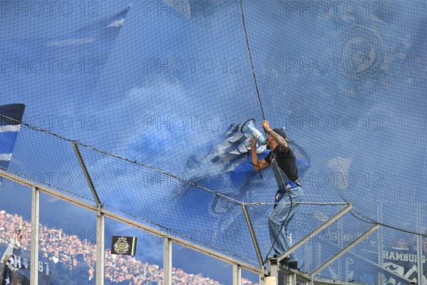 Borussia Park Mönchengladbach, 24.8.2025 Football: Bundesliga season 2025/26 1st matchday, Borussia Mönchengladbach (BMG, white) vs Hamburger Sportverein (HSV, blue) - HSV Ultras, blue smoke DFL REGULATIONS PROHIBIT ANY USE OF PHOTOGRAPHS AS IMAGE SEQUENCES AND/OR QUASI-VIDEO