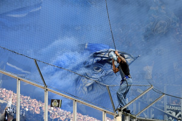 Borussia Park Mönchengladbach, 24.8.2025 Football: Bundesliga Season 2025/26 1st Matchday, Borussia Mönchengladbach (BMG, white) vs Hamburger Sportverein (HSV, blue) _ Pre-singer and Ultra HSV Fans in the guest fan block in blue smoke _ DFL REGULATIONS PROHIBIT ANY USE OF PHOTOGRAPHS AS IMAGE SEQUENCES AND/OR QUASI-VIDEO