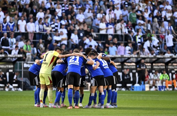 Borussia Park Mönchengladbach, 24.8.2025 Football: Bundesliga Season 2025/26 1st Matchday, Borussia Mönchengladbach (BMG, white) vs Hamburger Sportverein (HSV, blue) _ Team HSV at the swearing-in _ DFL REGULATIONS PROHIBIT ANY USE OF PHOTOGRAPHS AS IMAGE SEQUENCES AND/OR QUASI-VIDEO