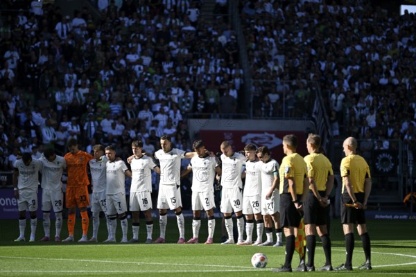 Borussia Park Mönchengladbach, 24.8.2025 Football: Bundesliga season 2025/26 1st matchday, Borussia Mönchengladbach (BMG, white) vs Hamburger Sportverein (HSV, blue) - Gladbach team at minute's silence for the deceased ex-Gladbach player Frank Mill DFL REGULATIONS PROHIBIT ANY USE OF PHOTOGRAPHS AS IMAGE SEQUENCES AND/OR QUASI-VIDEO