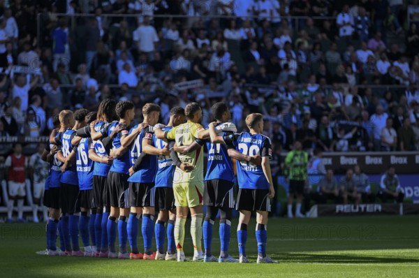 Borussia Park Mönchengladbach, 24.8.2025 Football: Bundesliga Season 2025/26 1st Matchday, Borussia Mönchengladbach (BMG, white) vs Hamburger Sportverein (HSV, blue) _ Team HSV stands in line and embraces during commemorative moment DFL REGULATIONS PROHIBIT ANY USE OF PHOTOGRAPHS AS IMAGE SEQUENCES AND/OR QUASI-VIDEO