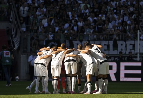 Borussia Park Mönchengladbach, 24.8.2025 Football: Bundesliga Season 2025/26 1st Matchday, Borussia Mönchengladbach (BMG, white) vs Hamburger Sportverein (HSV, blue) _ Team Gladbach swearing in _ DFL REGULATIONS PROHIBIT ANY USE OF PHOTOGRAPHS AS IMAGE SEQUENCES AND/OR QUASI-VIDEO