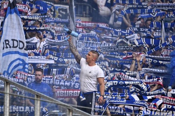 Borussia Park Mönchengladbach, 24.8.2025 Football: Bundesliga season 2025/26 1st matchday, Borussia Mönchengladbach (BMG, white) vs Hamburger Sportverein (HSV, blue) _ Pre-singer and Ultra HSV fans in the guest fan block _ DFL REGULATIONS PROHIBIT ANY USE OF PHOTOGRAPHS AS IMAGE SEQUENCES AND/OR QUASI-VIDEO