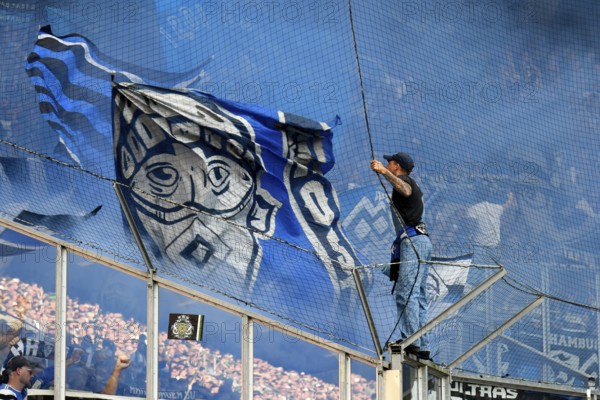 Borussia Park Mönchengladbach, 24.8.2025 Football: Bundesliga Season 2025/26 1st Matchday, Borussia Mönchengladbach (BMG, white) vs Hamburger Sportverein (HSV, blue) _ Pre-singer and Ultra HSV Fans in the guest fan block in blue smoke _ DFL REGULATIONS PROHIBIT ANY USE OF PHOTOGRAPHS AS IMAGE SEQUENCES AND/OR QUASI-VIDEO