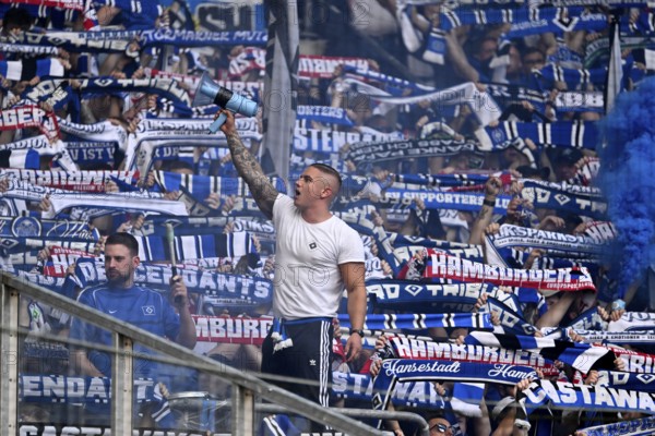 Borussia Park Mönchengladbach, 24.8.2025 Football: Bundesliga season 2025/26 1st matchday, Borussia Mönchengladbach (BMG, white) vs Hamburger Sportverein (HSV, blue) _ Pre-singer and Ultra HSV fans in the guest fan block _ DFL REGULATIONS PROHIBIT ANY USE OF PHOTOGRAPHS AS IMAGE SEQUENCES AND/OR QUASI-VIDEO