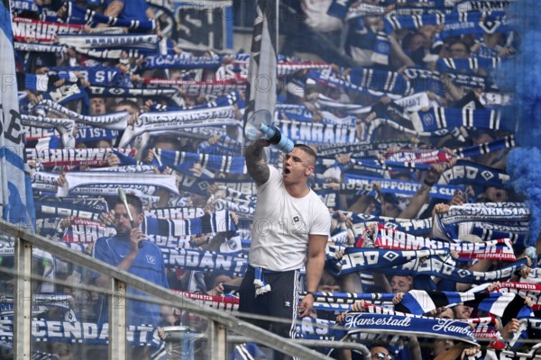 Borussia Park Mönchengladbach, 24.8.2025 Football: Bundesliga season 2025/26 1st matchday, Borussia Mönchengladbach (BMG, white) vs Hamburger Sportverein (HSV, blue) _ Pre-singer and Ultra HSV fans in the guest fan block _ DFL REGULATIONS PROHIBIT ANY USE OF PHOTOGRAPHS AS IMAGE SEQUENCES AND/OR QUASI-VIDEO