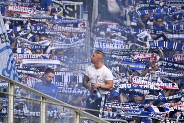 Borussia Park Mönchengladbach, 24.8.2025 Football: Bundesliga season 2025/26 1st matchday, Borussia Mönchengladbach (BMG, white) vs Hamburger Sportverein (HSV, blue) _ Pre-singer and Ultra HSV fans in the guest fan block _ DFL REGULATIONS PROHIBIT ANY USE OF PHOTOGRAPHS AS IMAGE SEQUENCES AND/OR QUASI-VIDEO