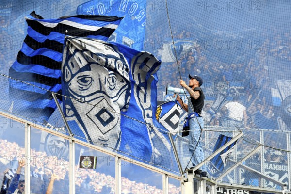 Borussia Park Mönchengladbach, 24.8.2025 Football: Bundesliga Season 2025/26 1st Matchday, Borussia Mönchengladbach (BMG, white) vs Hamburger Sportverein (HSV, blue) _ Pre-singer and Ultra HSV Fans in the guest fan block in blue smoke _ DFL REGULATIONS PROHIBIT ANY USE OF PHOTOGRAPHS AS IMAGE SEQUENCES AND/OR QUASI-VIDEO