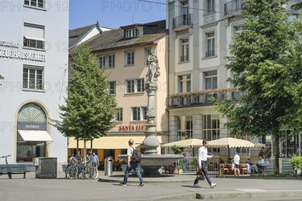 Junobrunnen, Züghusplatz, shopping street, passers-by, Bahnhofstrasse, Zurich, Switzerland