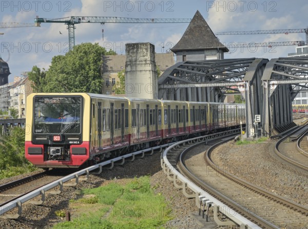 S-Bahn, Ringbahn S 41, between Ostkreuz and Treptower Park, Treptow, Berlin, Germany