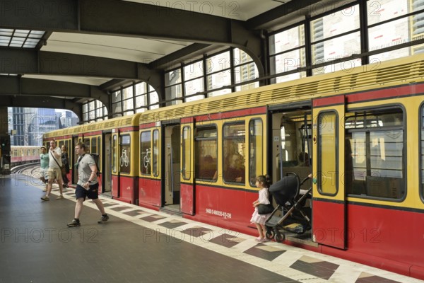 S-Bahn, Zoologischer Garten station, Charlottenburg, Berlin, Germany