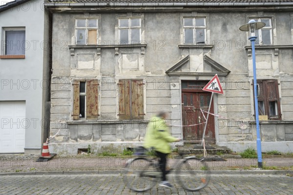 Dilapidated house in the old town centre, Wittenberge, Prignitz district, Brandenburg, Germany
