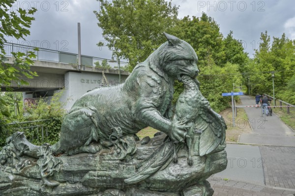 Otter, bronze, monument, bridge figure Alte Baumgartenbrücke Geltow, Brandenburg, Germany