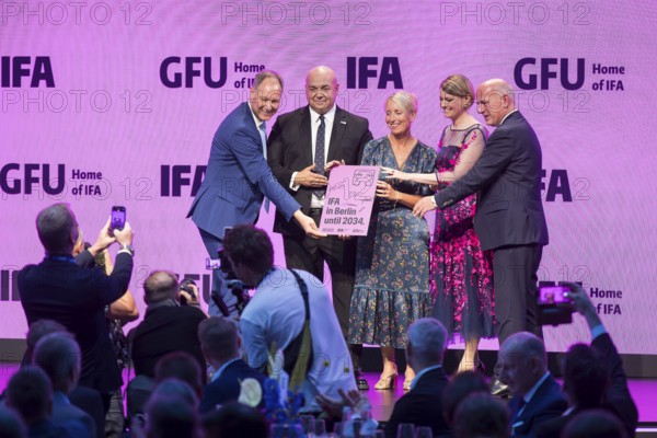 Leif-Erik Lindner (Managing Director of IFA Management GmbH), Sara Warneke (Managing Director of gfu Consumer & Home Electronics GmbH), Kai Wegner (Governing Mayor of Berlin, CDU) and others announce the continued existence of IFA at the Berlin Exhibition Centre until at least 2034 during the IFA Funkausstellung opening gala in the CityCube, Berlin, 4 September 2025