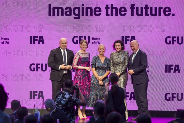 Leif-Erik Lindner (Managing Director of IFA Management GmbH), Sara Warneke (Managing Director of gfu Consumer & Home Electronics GmbH), Lisa Hannart, Dorothee Bär (Federal Minister of Research, Technology and Space of the Federal Republic of Germany, CSU) and Kai Wegner (Governing Mayor of Berlin, CDU) pose for a group photo during the opening gala of IFA Funkausstellung at CityCube, Berlin, 04/09/2025