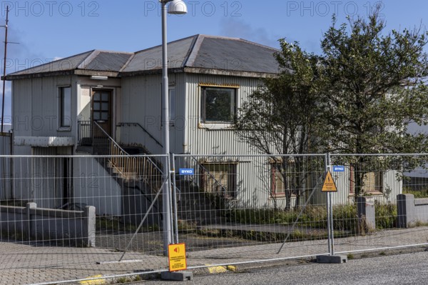 Houses, empty, cordoned off, uninhabitable, at risk of collapse, volcanic eruption, Sundhnúkur crater chain, Grindavik, Reykjanes, Iceland
