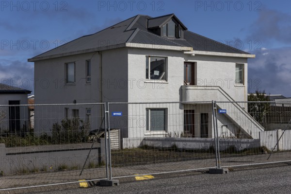 Houses, empty, cordoned off, uninhabitable, at risk of collapse, volcanic eruption, Sundhnúkur crater chain, Grindavik, Reykjanes, Iceland