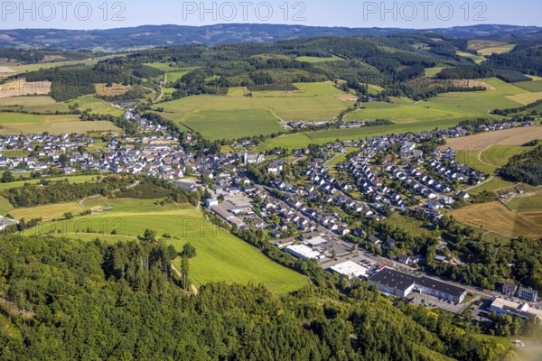 Aerial view, residential area, Elspe district on Bielefelder Straße, Elspe, Lennestadt, Sauerland, North Rhine-Westphalia, Germany, DE, Europe, property tax, real estate, Kirchhundem, aerial view, aerial photography, aerial photography, overview, bird's-eye view, residential complex, living and life, residential area, residential quality, residential neighbourhood, housing estate, residential district, birds-eyes view, overview
