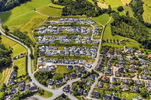 Aerial view, new housing estate Sternhelle-Ost, Am Spielberg, Herdringen, Arnsberg, Sauerland, North Rhine-Westphalia, Germany, new construction, housing estate, Sternhelle-Ost, suburb, residential area, houses, buildings, architecture, infrastructure, urban planning, settlement, residential buildings, roofs, streets, modern architecture, aerial view, bird's eye view, urbanisation, land development, development, construction projects, rural, green spaces, town