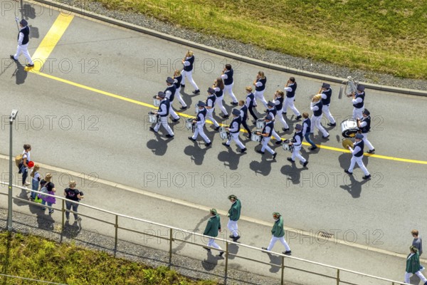 Aerial view, shooting club street parade, St. Sebastianus Schützenbruderschaft 1766 e.V. Öventrop, Glösingen, Arnsberg, Sauerland, North Rhine-Westphalia, Germany, shooting club, street parade, St. Sebastianus Schützenbruderschaft 1766 e.V., Öventrop, tradition, parade, members, uniforms, brass band, music, community, celebration, culture, procession, town, village, green areas, houses, streets, crowd, bird's eye view, festive, club life, historical uniforms, flags, summer, daylight, rural, event, customs, home, region