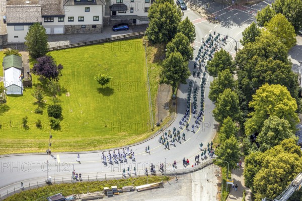 Aerial photo, shooting club street parade, St. Sebastianus Schützenbruderschaft 1766 e.V. Öventrop, Glösingen, Arnsberg, Sauerland, North Rhine-Westphalia, Germany, DE, Europe, aerial photo, aerial photography, aerial photography, Ruhr area, overview, bird's-eye view, birds-eyes view, overview