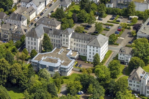 Aerial view, Arnsberg district court, authority at Eichholzstraße, car park and green trees, Arnsberg, Sauerland, North Rhine-Westphalia, Germany, authority, Eichholzstraße, car park, green trees, building, architecture, public institution, justice, administration, road, traffic, cars, nature, city, landscape, city view, urban, spring weather, bird's eye view, office building, infrastructure