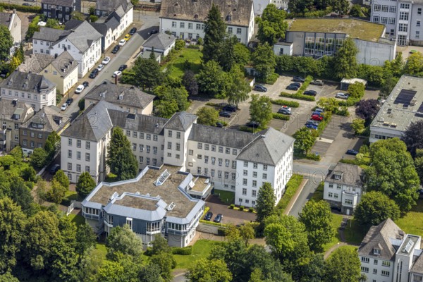 Aerial view, Arnsberg district court, authority at Eichholzstraße, car park and green trees, Arnsberg, Sauerland, North Rhine-Westphalia, Germany, DE, Europe, aerial view, aerial photography, aerial photography, Ruhr area, overview, bird's-eye view, overview