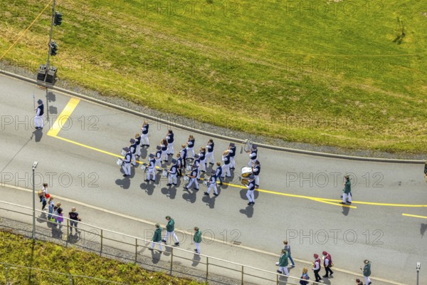 Aerial photo, shooting club street parade, St. Sebastianus Schützenbruderschaft 1766 e.V. Öventrop, Glösingen, Arnsberg, Sauerland, North Rhine-Westphalia, Germany, DE, Europe, aerial photo, aerial photography, aerial photography, Ruhr area, overview, bird's-eye view, birds-eyes view, overview