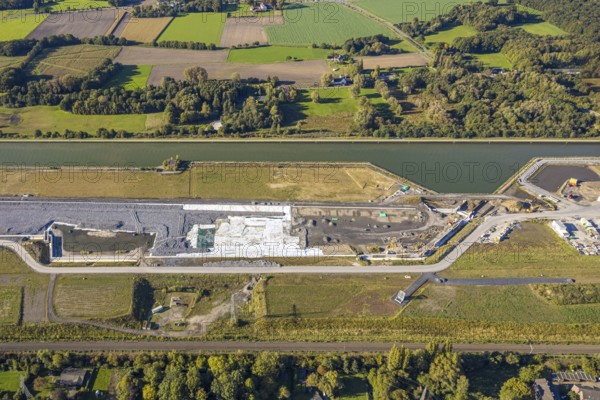 Aerial view, Wasserstadt Aden on the Datteln-Hamm Canal, construction area for planned urban quarter on the site of the former Haus Aden colliery, close-up on Jahnstraße, Oberaden, Bergkamen, Ruhr area, North Rhine-Westphalia, Germany, Wasserstadt, Aden, Datteln-Hamm Canal, construction area, planned urban quarter, former colliery, Haus Aden, close-up, Jahnstraße, urban planning, urban development, architecture, infrastructure, construction work, industrial area, urban landscape, water, river, canal, building, construction project, urban development, residential area, industrial conversion, urban renewal, structural change, industrial culture, property development, terrain, modern city, transformation, construction zones, development