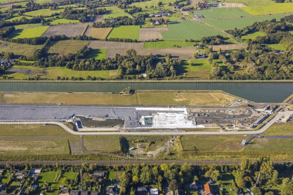 Aerial view, Water City Aden on the Datteln-Hamm Canal, construction area for planned urban quarter on the site of the former Haus Aden colliery, close-up on Jahnstraße, Oberaden, Bergkamen, Ruhr area, North Rhine-Westphalia, Germany, Aden, architecture, area, recording, building development, construction area, construction project, Datteln-Hamm Canal, river, building, site, site overview, Haus Aden, industrial history, infrastructure, Jahnstraße, canal, landscape, navigation, north-west, perspective, planning, regional development, urban planning, urban quarter, location, urban, urban, water town, colliery