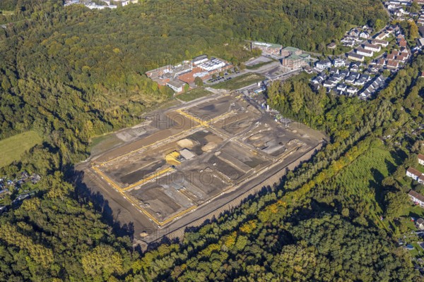 Aerial view, Kuckuck mine accident memorial park, construction site for new forest housing estate on the former Grimberg 3/4 mine site, TÜV-Nord education centre, Grimberg housing estate, Weddinghofen, Bergkamen, Ruhr area, North Rhine-Westphalia, Germany, architecture, construction work, construction site, development, education centre, development, memorial park, site, Grimberg, Grimberg 3/4, green spaces, industrial history, infrastructure, landscape, aerial view, nature conservation, Kuckuck shaft, urban planning, urban, TÜV-Nord, environment, urban, forest housing estate, residential area, housing estate, former mine, European, planned, modern architecture, regional