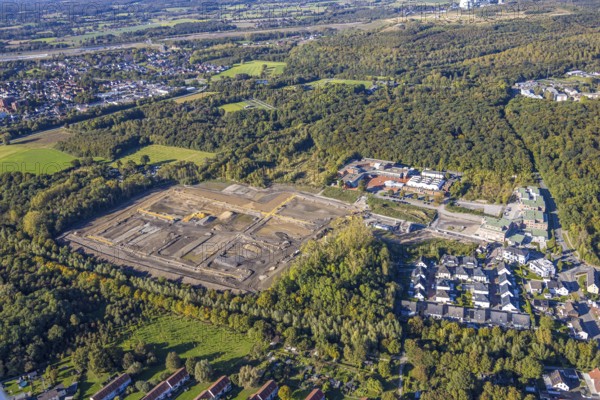 Aerial view, Kuckuck shaft mining accident memorial park, construction site for new forest housing estate on the former Grimberg 3/4 mine site, TÜV-Nord education centre, Grimberg housing estate, Weddinghofen, Bergkamen, Ruhr area, North Rhine-Westphalia, Germany, architecture, construction work, construction site, Grimberg 3/4 mine, education centre, Beluga (sturgeon), progress, building, memorial park, site, Grimberg, green, houses, industry, infrastructure, construction, landscape, aerial view, nature, planning, regions, Kuckuck shaft, urban development, roads, TÜV-Nord, urban, forest housing estate, residential area, housing estate, modern