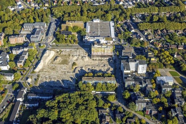 Aerial view, construction site with demolition of the former Turmarkaden, planned Berg Karree, town hall, Sparkassen building at the roundabout, Weddinghofen, Bergkamen, Ruhr area, North Rhine-Westphalia, Germany, demolition, architecture, construction work, construction crane, construction site, construction site vehicles, concrete, development, earthworks, renewal, building, height, industrial region, infrastructure, city centre, roundabout, machinery, modernisation, new construction, perspective, Sparkassen building, cityscape, urban development, urban planning, steel, location, structural change, Turmarkaden, change, urban, overview