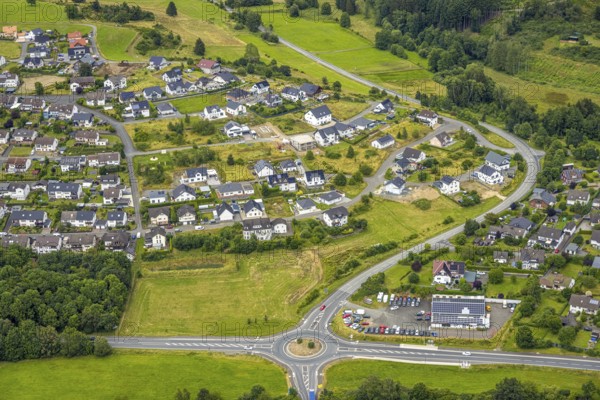 Aerial view, new residential area Am Galgenberg, roundabout federal road B62, forest area, Bad Laasphe, Wittgensteiner Land, North Rhine-Westphalia, Germany, Am Galgenberg, architecture, construction projects, federal road B62, development, building, green spaces, real estate, infrastructure, roundabout, landscape, modern living, nature, new construction, region, settlement, urban planning, roads, environment, urban, traffic, bird's eye view, residential area, German cities, rural, new, overview