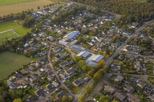 Aerial view, residential area Schmelenheide with LVR Dietrich-Bonhoeffer special school, Hau, Bedburg-Hau, Lower Rhine, North Rhine-Westphalia, Germany, architecture, view, educational institution, roofs, Europe, buildings, terrain, geography, green, houses, infrastructure, LVR Dietrich-Bonhoeffer special school, aerial view, region, Schmelenheide, school, settlement, urban planning, district, streets, structure, urban, environment, residential area, residential houses, German landscape