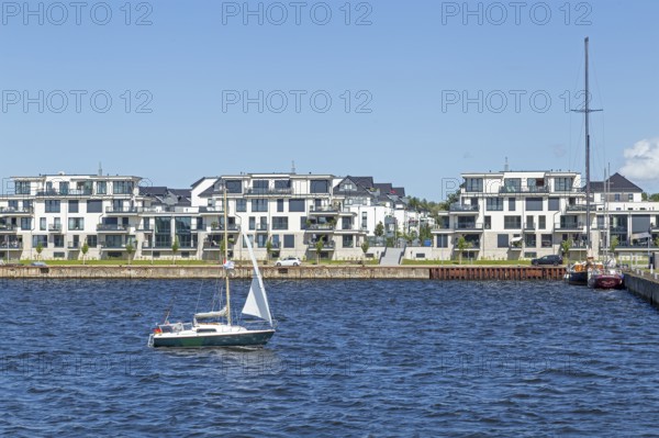Residential area on the eastern bank of the Unterwarnow, sailing boat, Rostock, Mecklenburg-Vorpommern, Germany