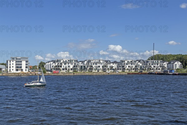 Residential area on the eastern bank of the Unterwarnow, sailing boat, Rostock, Mecklenburg-Vorpommern, Germany