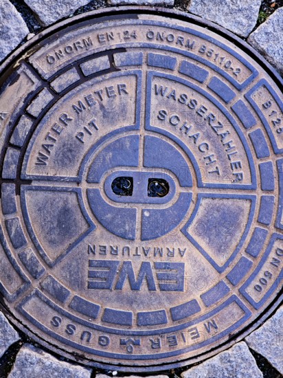 Cover of a water meter pit, water meter pit, city centre, street, round cast iron shape, standard, Brühl, North Rhine-Westphalia, Germany