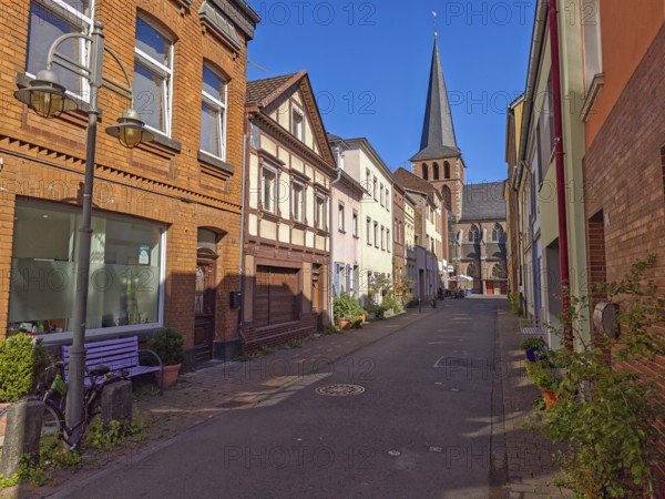 Street with bench in old town, catholic church St. Margareta, architecture, lantern, religion, plants, blue sky, sunshine, Brühl, North Rhine-Westphalia, Germany