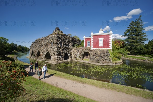 Stein Island with the artificial volcano Vesuvius and Villa Hamilton, Wörlitz Park, Wörlitz Gardens, Garden Kingdom of Dessau-Wörlitz, UNESCO World Heritage Site, Wörlitz, Dessau-Roßlau, Saxony-Anhalt, Germany