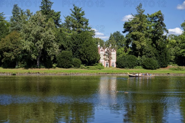 Excursion boat, gondola on Lake Wörlitz at the Gothic House, Wörlitz Park, Wörlitz Gardens, Garden Kingdom of Dessau-Wörlitz, UNESCO World Heritage Site, Wörlitz, Dessau-Roßlau, Saxony-Anhalt, Germany