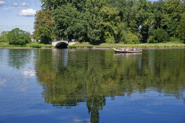 Excursion boat, gondola on Lake Wörlitz, Wörlitz Park, Wörlitz Gardens, Garden Kingdom of Dessau-Wörlitz, UNESCO World Heritage Site, Wörlitz, Dessau-Roßlau, Saxony-Anhalt, Germany