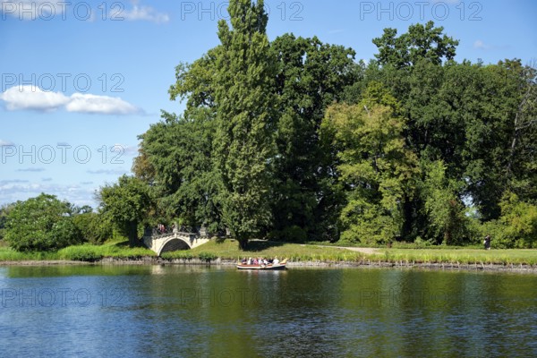 Excursion boat, gondola on Lake Wörlitz, Wörlitz Park, Wörlitz Gardens, Garden Kingdom of Dessau-Wörlitz, UNESCO World Heritage Site, Wörlitz, Dessau-Roßlau, Saxony-Anhalt, Germany
