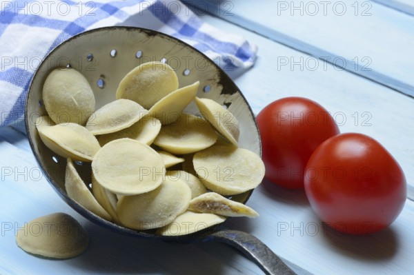 Anolini, filled dumplings in a sieve, pasta variety from Italy, Anolini piacentini