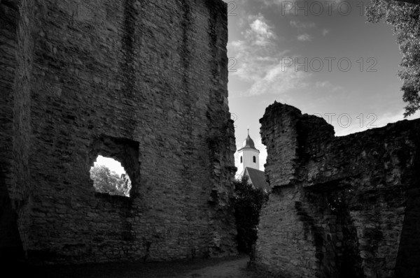 Tor tor and kennel of the castle ruins of Hofen Castle, behind it St Barbara's Church from 1783, district of Mühlhausen am Neckar, black and white, Stuttgart, Baden-Württemberg, Germany
