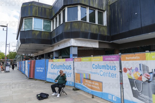 Karstadt, building, demolition, pedestrian zone, man, musician, beggar, violinist, Bremerhaven, Germany