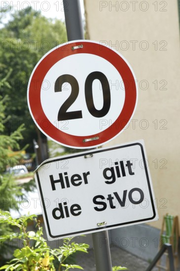 Speed limit traffic sign with additional sign